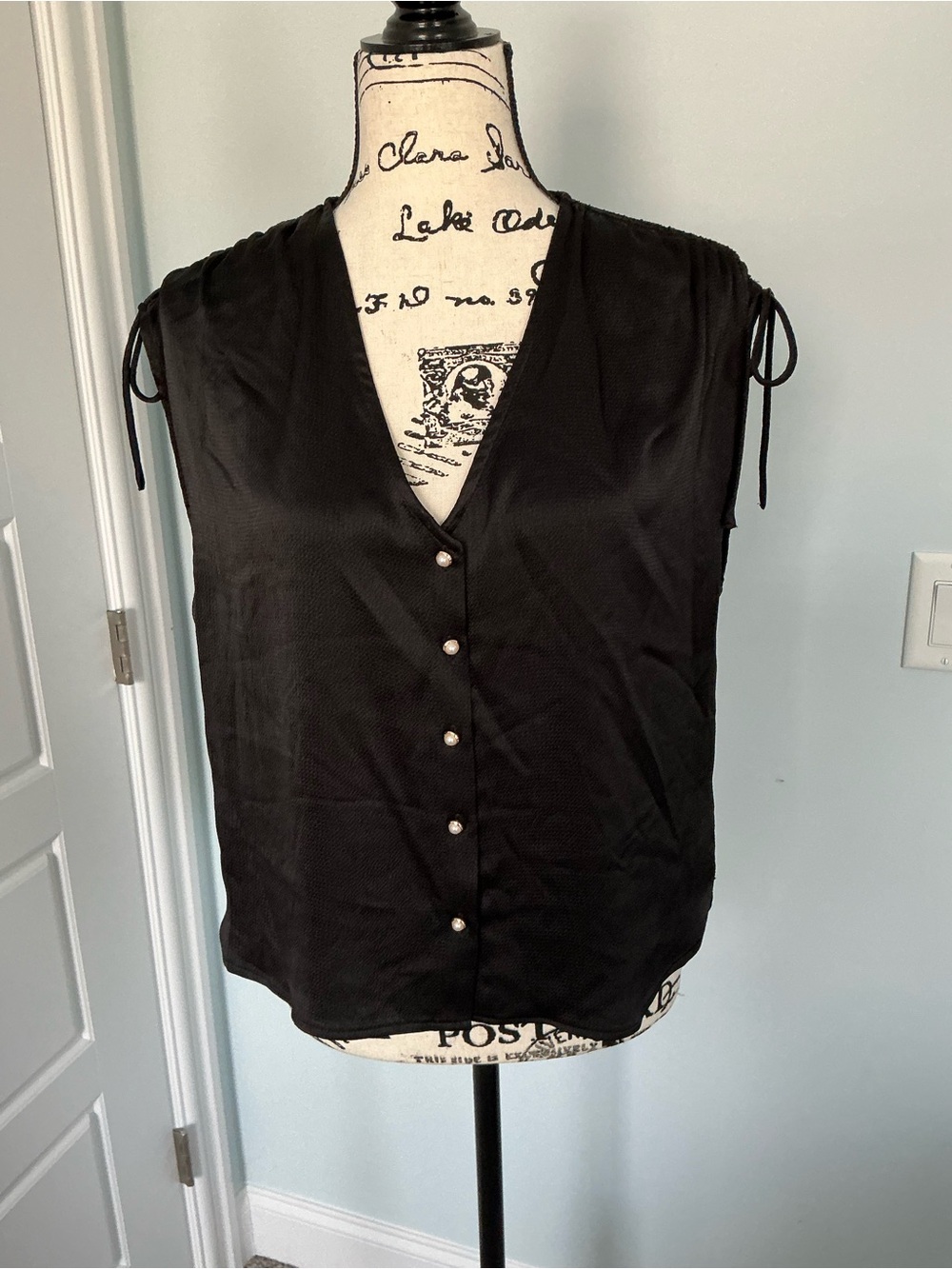 Astr Black V-Neck Sleeveless Button-Front Tie-Shoulder Top